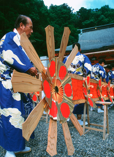 熊野那智大社 火祭りの扇神輿の準備 の写真素材 イラスト素材 アマナイメージズ