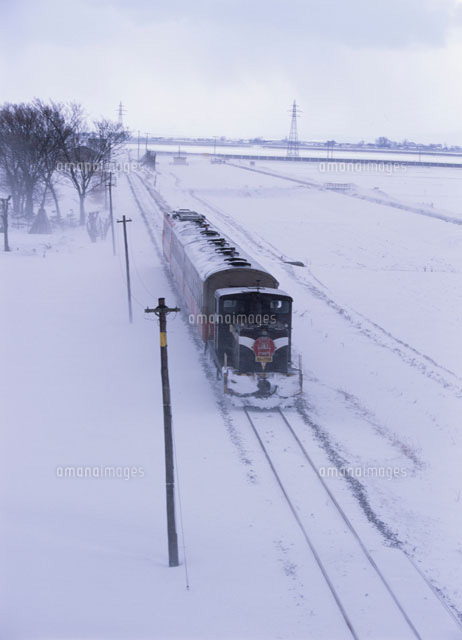 津軽鉄道 雪のストーブ列車[26120005326]の写真・イラスト素材｜アマナ