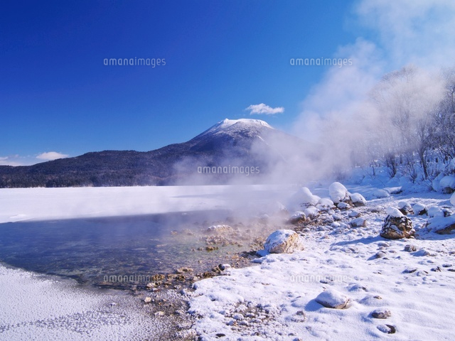 阿寒湖のボッケと雄阿寒岳 の写真素材 イラスト素材 アマナイメージズ