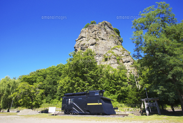 瞰望岩（がんぼう岩）と雪カキ車[26120016890]の写真・イラスト素材