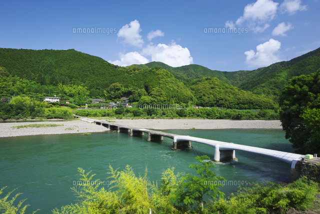 口屋内沈下橋と四万十川 の写真素材 イラスト素材 アマナイメージズ