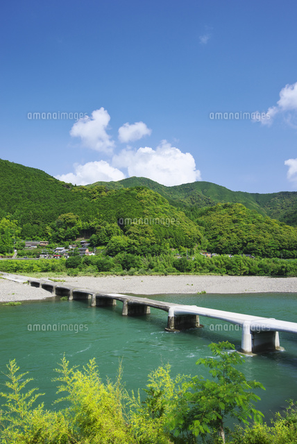 口屋内沈下橋と四万十川 の写真素材 イラスト素材 アマナイメージズ
