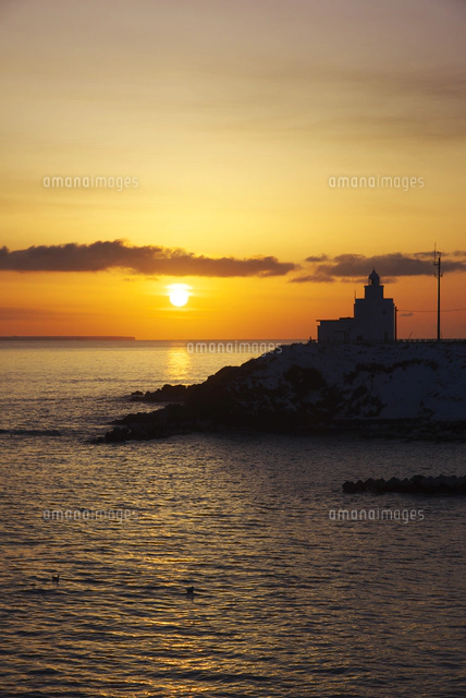 日の出 納沙布岬の日の出[26120030789]の写真・イラスト素材｜アマナイメージズ