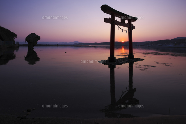 瓶子岩と厳島神社の鳥居の日の出 の写真素材 イラスト素材 アマナイメージズ