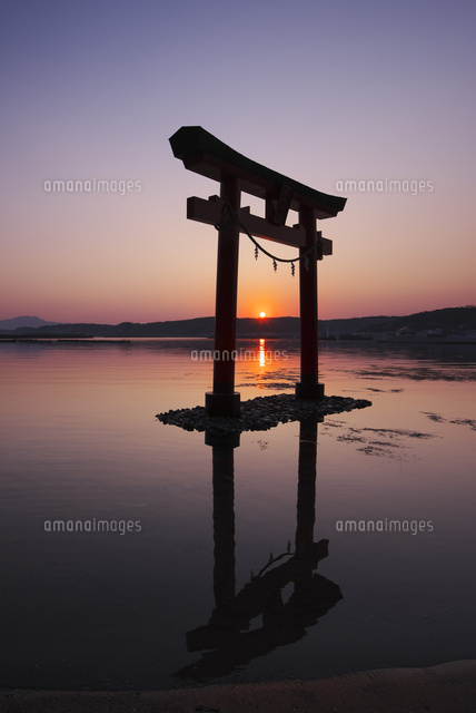 厳島神社の鳥居の日の出 の写真素材 イラスト素材 アマナイメージズ