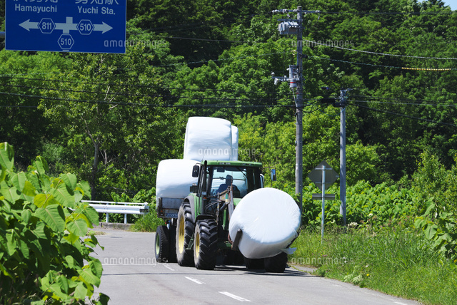 牧草ロールとトラクター の写真素材 イラスト素材 アマナイメージズ