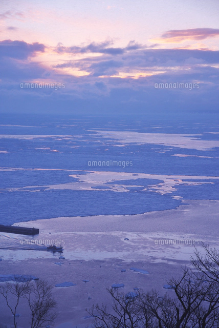 出漁と朝の流氷[26120043679]の写真・イラスト素材｜アマナイメージズ 