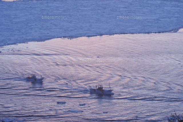 出漁と朝の流氷[26120043679]の写真・イラスト素材｜アマナイメージズ 