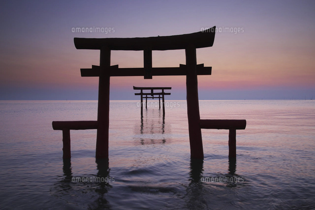 大魚神社の海中鳥居の日の出[26120045024]の写真・イラスト素材