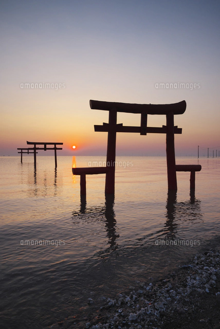 大魚神社の海中鳥居の日の出[26120045024]の写真・イラスト素材