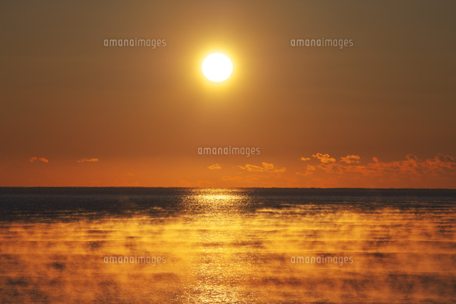 日の出と海とけあらし の写真素材 イラスト素材 アマナイメージズ