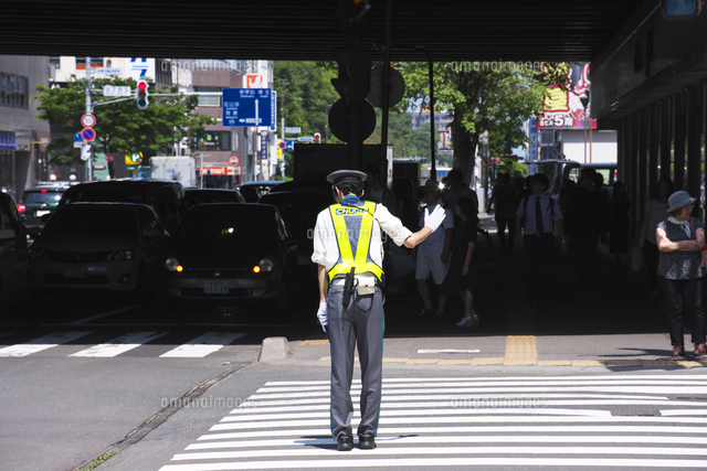 デパート駐車場の誘導員 の写真素材 イラスト素材 アマナイメージズ