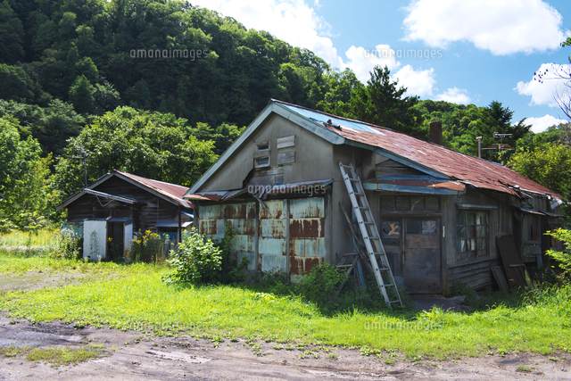 炭鉱住宅 廃屋 の写真素材 イラスト素材 アマナイメージズ