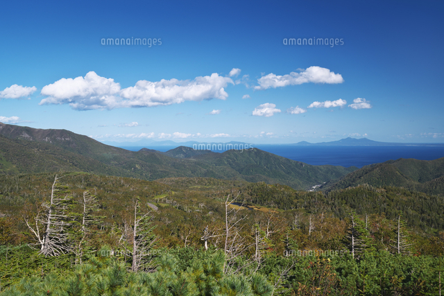 見返り峠 知床峠 付近より望む国後島と羅臼市街地 の写真素材 イラスト素材 アマナイメージズ