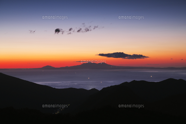 知床峠 見返り峠 より望む国後島の朝と漁り火 の写真素材 イラスト素材 アマナイメージズ