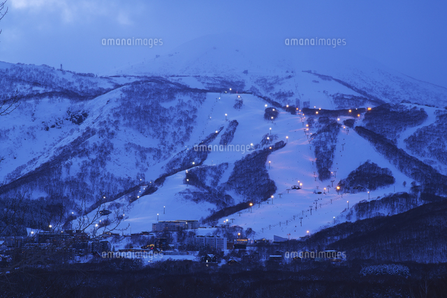ニセコグランヒラフスキー場の夜景 の写真素材 イラスト素材 アマナイメージズ