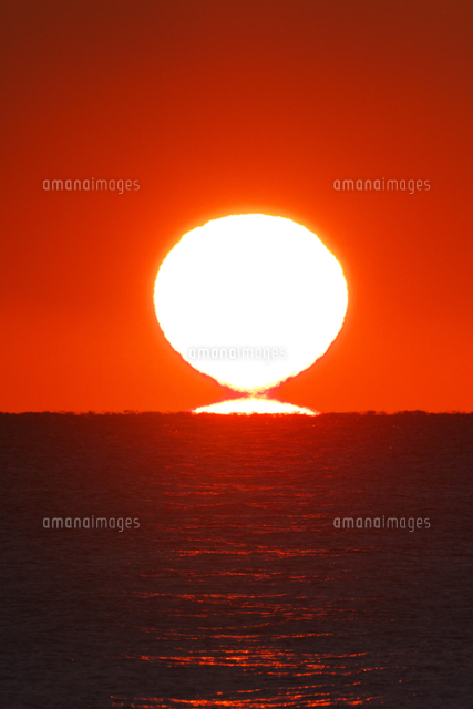 ダルマ型太陽と海[26120069304]の写真・イラスト素材｜アマナイメージズ