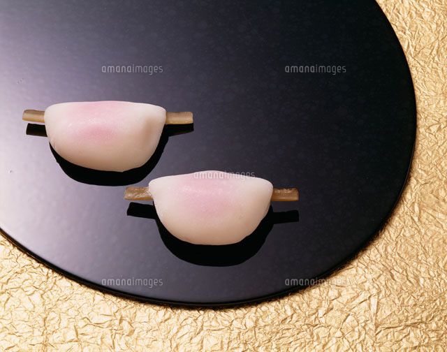 花びら餅 京の正月の和菓子 京都製 の写真素材 イラスト素材 アマナイメージズ