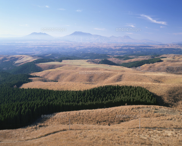 冬の阿蘇山と瀬の本高原 の写真素材 イラスト素材 アマナイメージズ