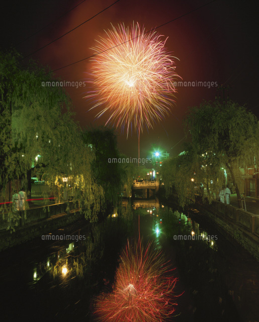 城崎温泉花火大会 の写真素材 イラスト素材 アマナイメージズ