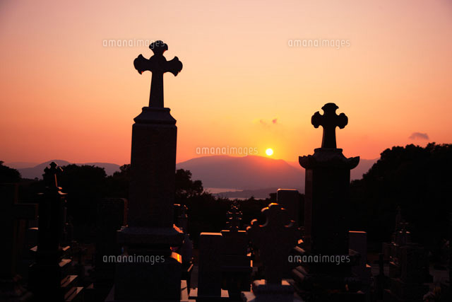 夕日のカトリック田平教会と共同墓地 の写真素材 イラスト素材 アマナイメージズ