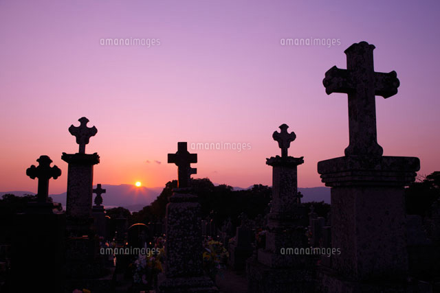 夕日のカトリック田平教会と共同墓地 の写真素材 イラスト素材 アマナイメージズ