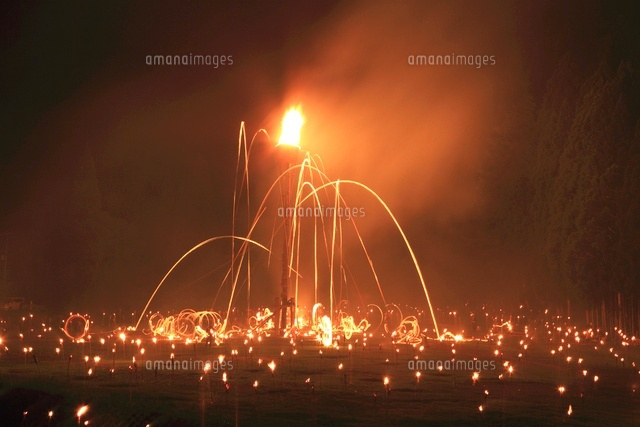 花背の松上げ の写真素材 イラスト素材 アマナイメージズ