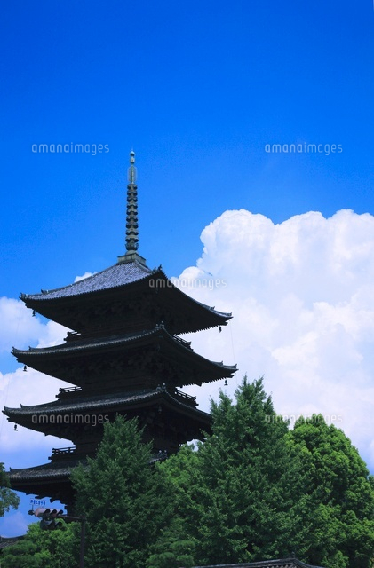 入道雲の東寺五重塔 の写真素材 イラスト素材 アマナイメージズ