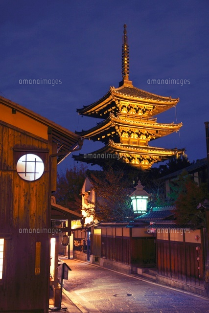 「八坂の塔」、または「八坂暮色」。 ライトアップの八坂の塔[26121009265]の写真・イラスト素材｜アマナ
