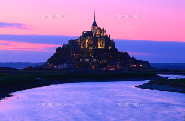 夕景のモンサンミッシェル の写真素材 イラスト素材 アマナイメージズ
