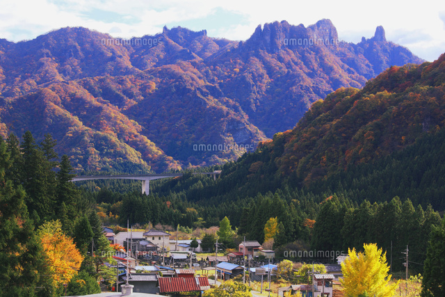 紅葉の裏妙義山と上信越自動車道 の写真素材 イラスト素材 アマナイメージズ 紅葉の裏妙義山と上信越自動車道 の写真素材 イラスト素材 アマナイメージズ