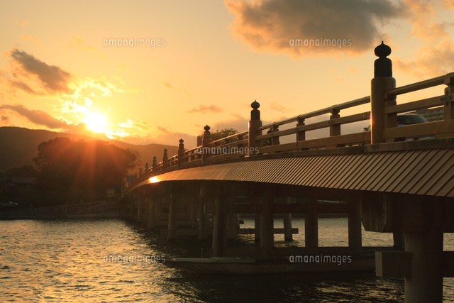 夕日の瀬田の唐橋[26121014089]の写真・イラスト素材｜アマナイメージズ