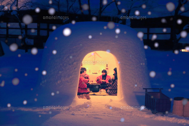 横手雪まつりのミニかまくら[26121018291]の写真・イラスト素材