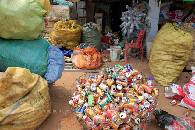 アルミ缶のリサイクル の写真素材 イラスト素材 アマナイメージズ