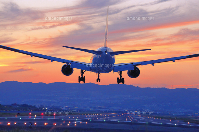 着陸する飛行機 の写真素材 イラスト素材 アマナイメージズ