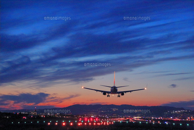 着陸する飛行機 の写真素材 イラスト素材 アマナイメージズ