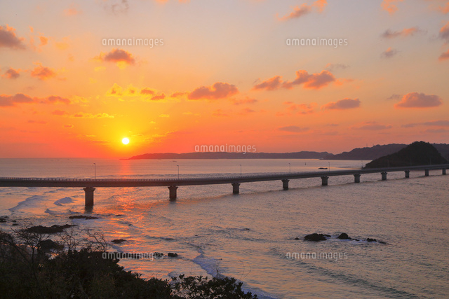 角島大橋の夕日 の写真素材 イラスト素材 アマナイメージズ