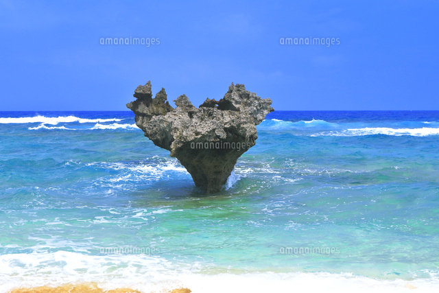 青い海とハートロック の写真素材 イラスト素材 アマナイメージズ 青い海とハートロック の写真素材 イラスト素材 アマナイメージズ