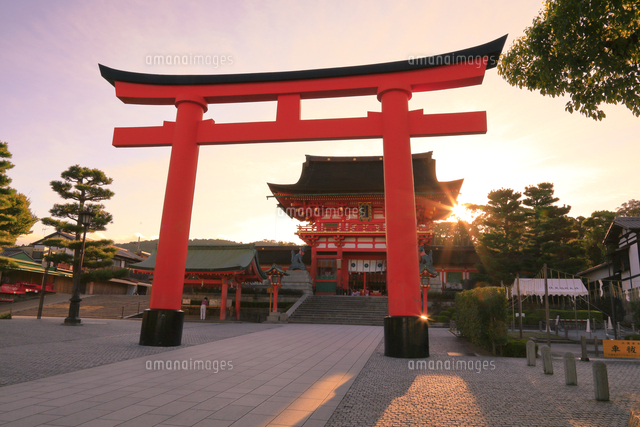 伏見稲荷大社の日の出 の写真素材 イラスト素材 アマナイメージズ 伏見稲荷大社の日の出 の写真素材 イラスト素材 アマナイメージズ