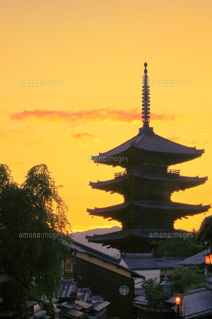 夕陽と八坂の塔 の写真素材 イラスト素材 アマナイメージズ