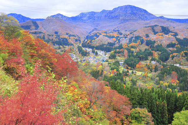 紅葉の秋山郷[26121044240]の写真・イラスト素材｜アマナイメージズ