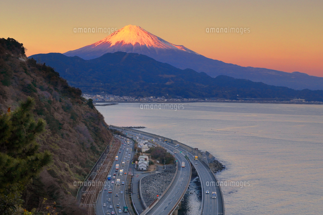 日暮れのさった峠と富士山の夕景[26121046798]の写真・イラスト素材