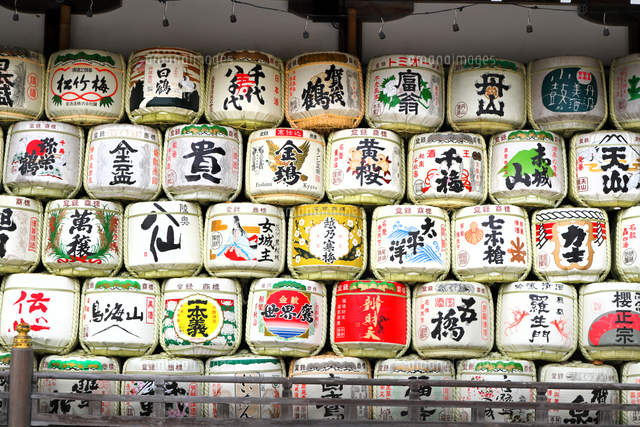 お酒の神様の松尾大社の奉納酒樽[26121047181]の写真・イラスト素材