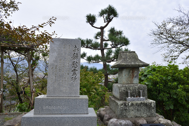 丸岡城の人柱お静の慰霊碑 の写真素材 イラスト素材 アマナイメージズ