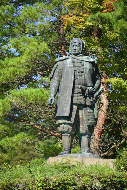 春日山城の上杉謙信公銅像[27108000179]の写真・イラスト素材｜アマナ