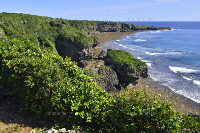 沖縄の喜屋武岬から見た荒崎海岸[27108000321]の写真・イラスト素材