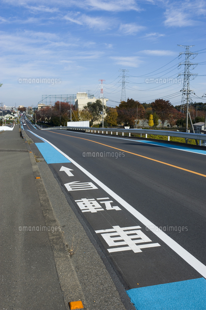 自転車専用レーン[27121000067]の写真素材・イラスト素材｜アマナ 
