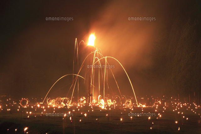 花背の松上げ の写真素材 イラスト素材 アマナイメージズ