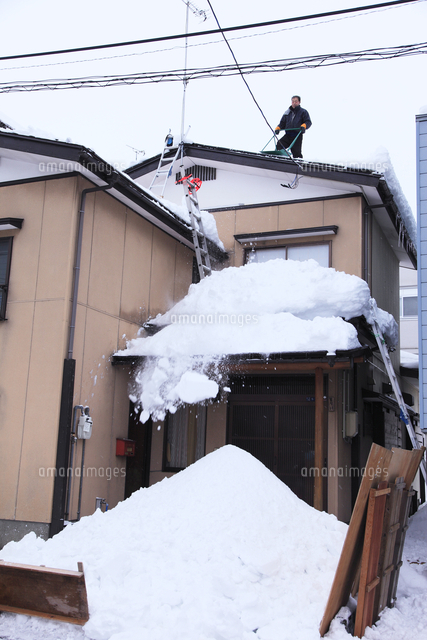 屋根の雪下ろし の写真素材 イラスト素材 アマナイメージズ