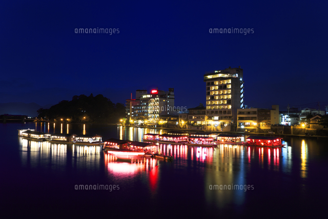 日田温泉の夜景と屋形船 の写真素材 イラスト素材 アマナイメージズ